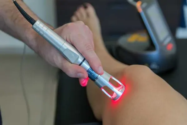 Doctor realizando terapia K-Laser en paciente